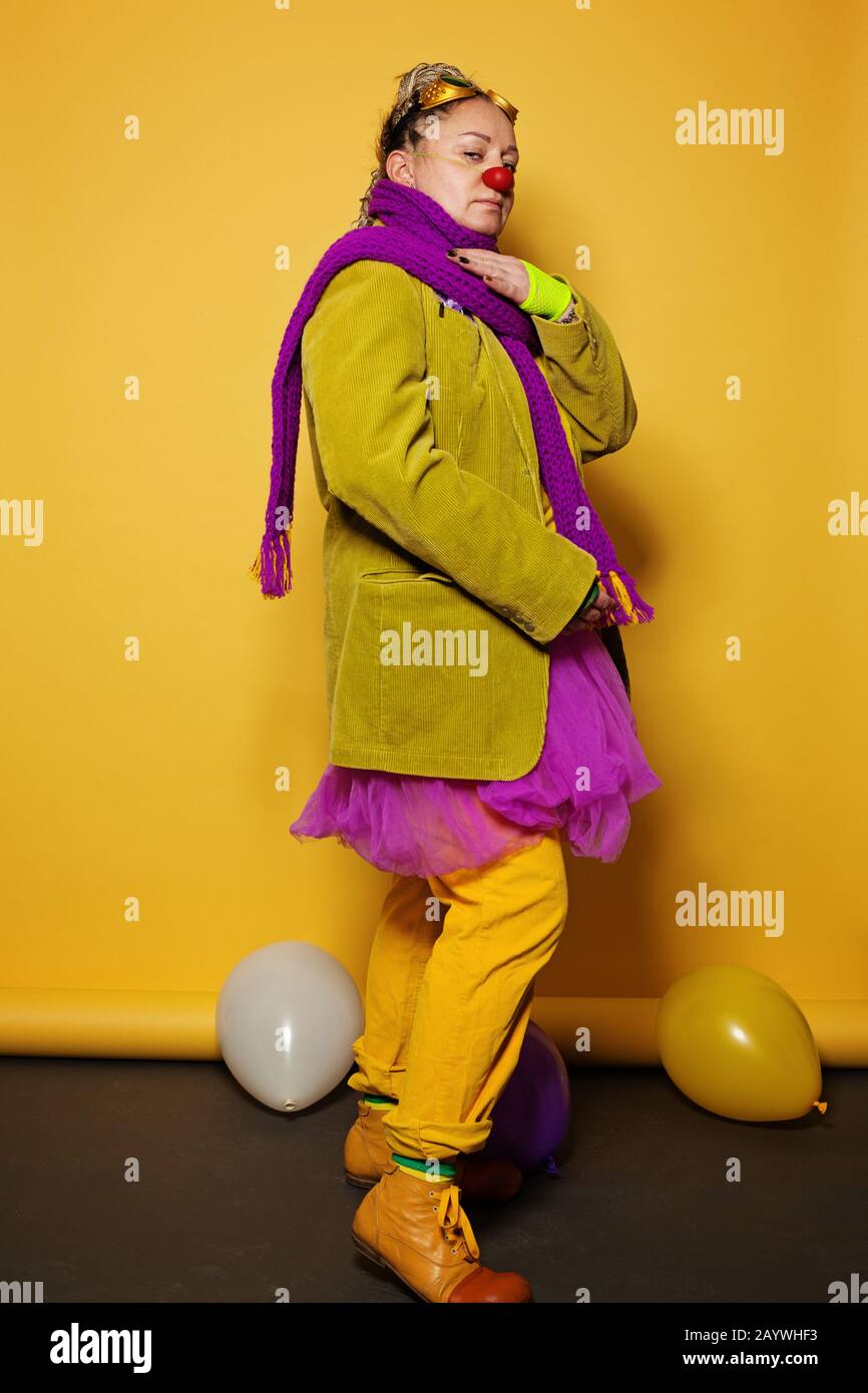 Clown Charakterdarstellerin Frau auf gelbem Hintergrund, Studioporträt Stockfoto