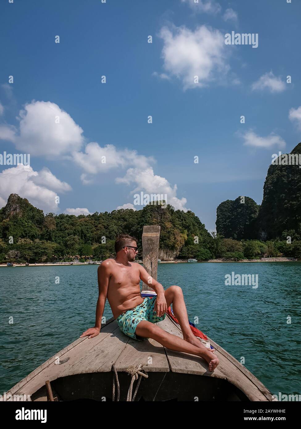 Männer schwimmen kurz auf dem Langschwänzboot in Krabi Thailand, Typ auf Urlaub Railay Strand Ao Nang krabi Stockfoto