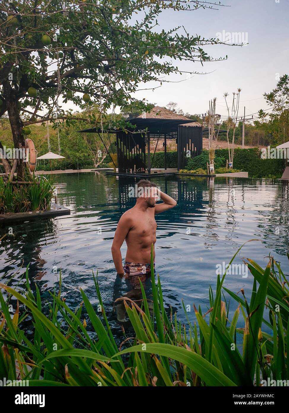 Krabi Thailand Januar 2020, Ein umweltfreundliches Luxusresort in Ao Nang, wo ein tropischer Garten um Anana Krabi liegt Stockfoto