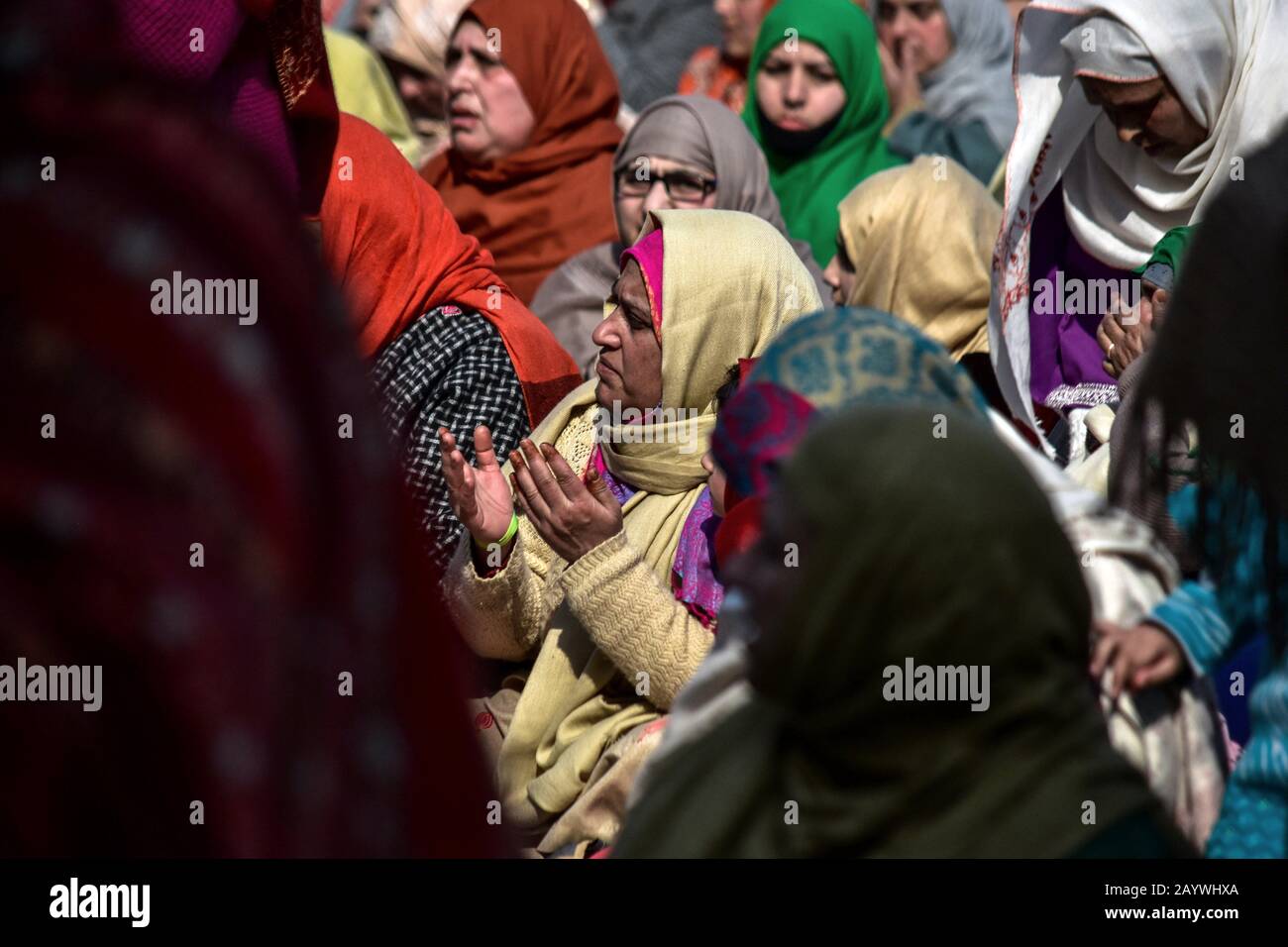 Srinagar, Indien. Februar 2020. Ein Kashmiri-Anhänger betet während des Todestages von Abu Baqr in Srinagar.Die jährlichen Urs von Hazrat Abu Baqr As-Siddique, Begleiter des Propheten Mohammed (PBUH), wurden mit religiöser Begeisterung beobachtet, wobei die Anhänger den ganzen Tag über den Hazratbal-Schrein throngen. Credit: Sopa Images Limited/Alamy Live News Stockfoto