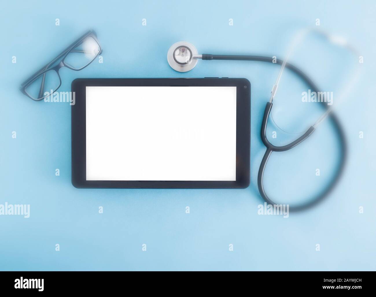 Computertablett mit einem weißen Bildschirm auf blauem Hintergrund und einer Brille zum sehen, einem Stethoskop. Das Konzept der Auswahl von Brillen in der Augenheilkunde, Stockfoto