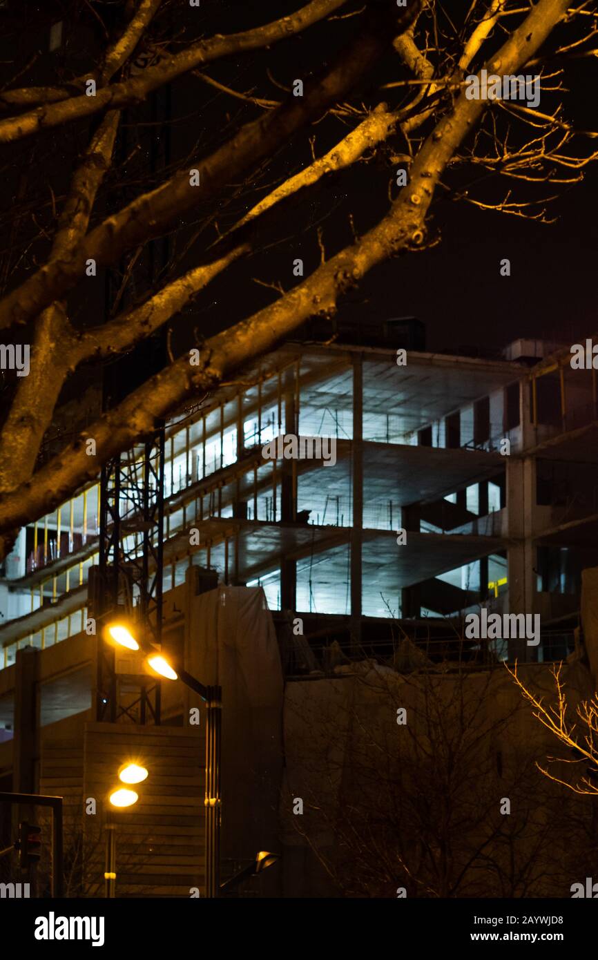 Gebäude wird nachts in Paris gebaut Stockfoto