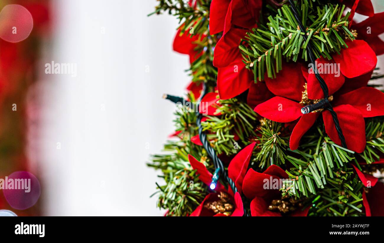 Weihnachtsbeleuchtung und Dekorationen an der Fassade des Gebäudes, Selective Focus, defokussiert Weihnachtshintergrund Stockfoto