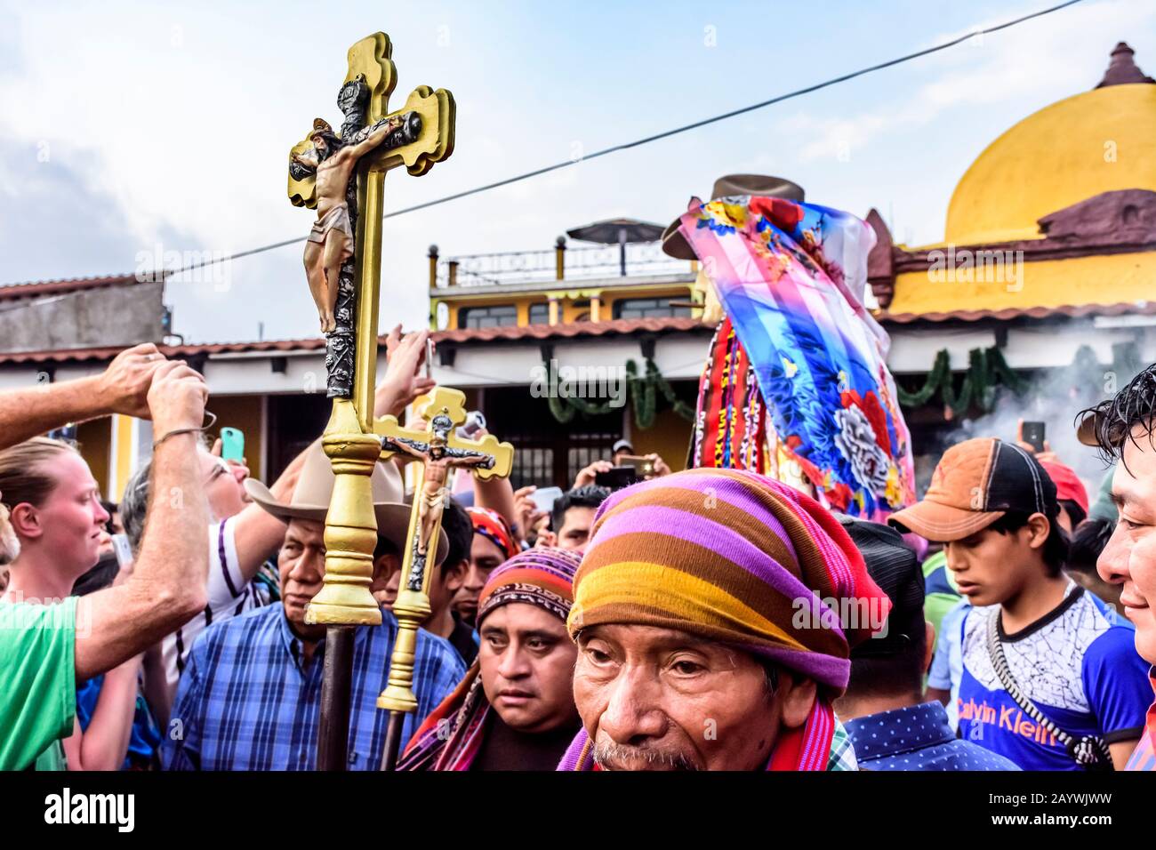 Santiago Atitlan, Guatemala - 19. April 2019: Gekreuzigte Gottheit Jesus & Mayas und Volksheiliger in Karfreitagsfeiern Maximon oder San Simon genannt. Stockfoto