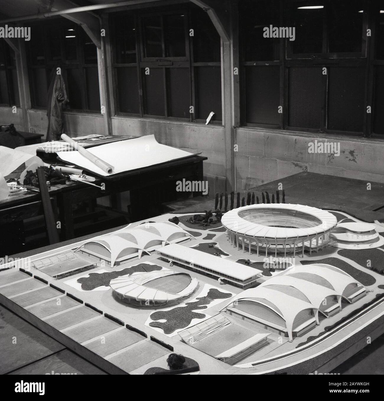 1950er Jahre, historisch, ein architektonisches Modell oder eine Verspottung einer neuen Tennisarena und von Tennisplätzen außerhalb auf einem Tisch in einem Architektenstudio, England, Großbritannien. Stockfoto