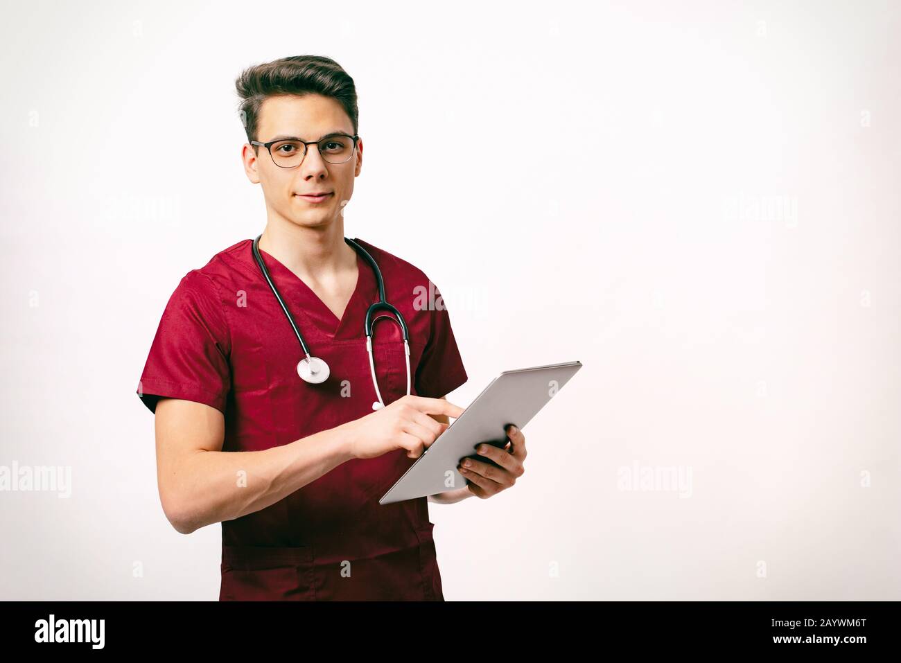 Konzept für das Gesundheitswesen und die Medizin - junger männlicher Arzt mit Stethoskop und Tablette in den Händen Stockfoto