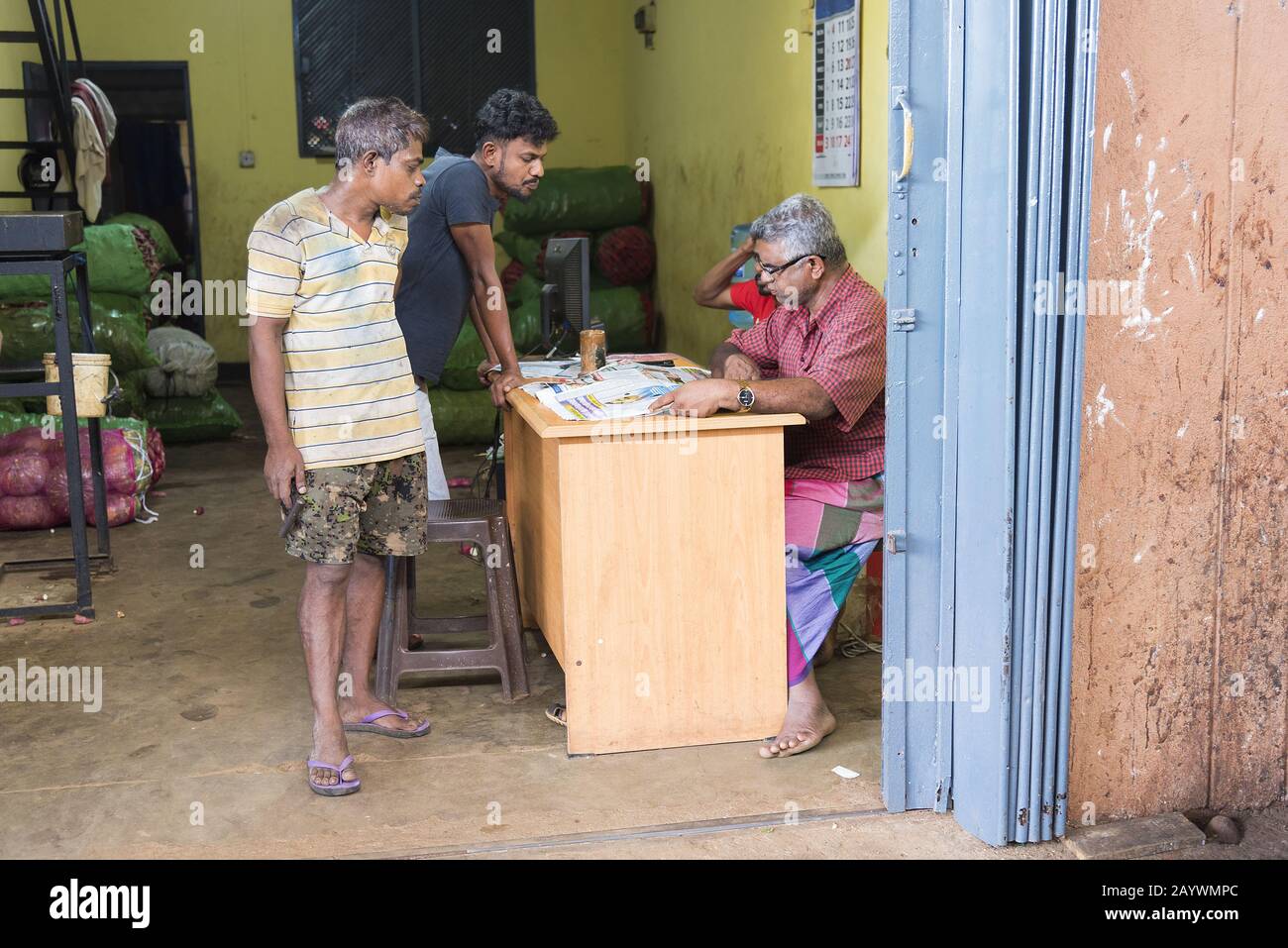 Dambulla, Sri Lanka: 18.03.2019: Im Obst- und Gemüsemarkt. Männer negieren Preise für Produkte. Stockfoto