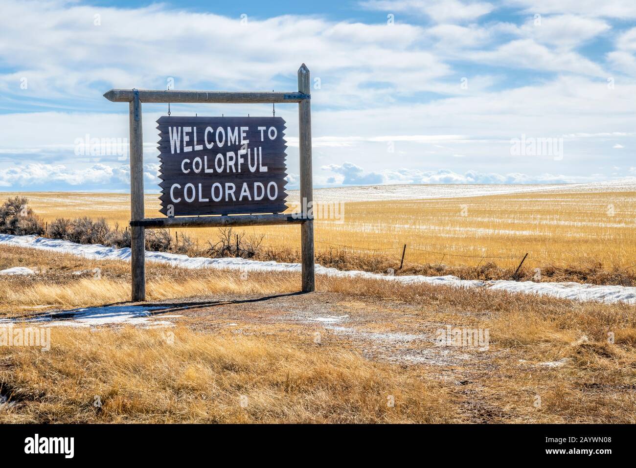 Willkommen im farbenfrohen Holzschild am Straßenrand von Colorado an der Grenze zu Utah in Colorado in der Region Four Corner in der Winterlandschaft Stockfoto