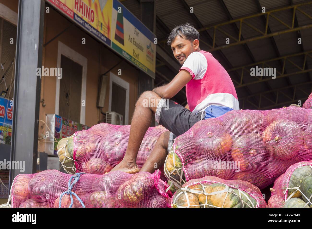 Dambulla, Sri Lanka: 18/03/2019: Größter Obst- und Gemüsemarkt in Sri Lanka. LKW wird mit verschiedenen Gemüsen in Säcken beladen. Stockfoto