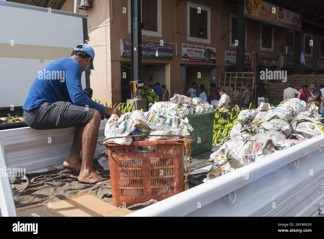 Dambulla, Sri Lanka: 18/03/2019: Größter Obst- und Gemüsemarkt in Sri Lanka. LKW wird mit verschiedenen Gemüsen in Säcken beladen. Stockfoto