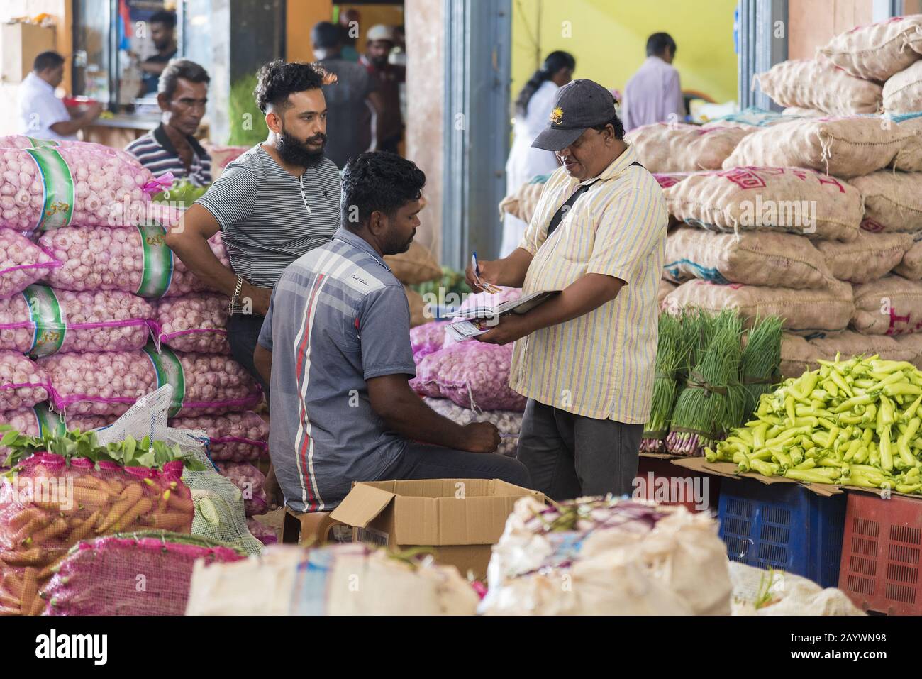 Dambulla, Sri Lanka: 18.03.2019: Im Obst- und Gemüsemarkt. Männer verhandeln über Preise für Produkte. Stockfoto