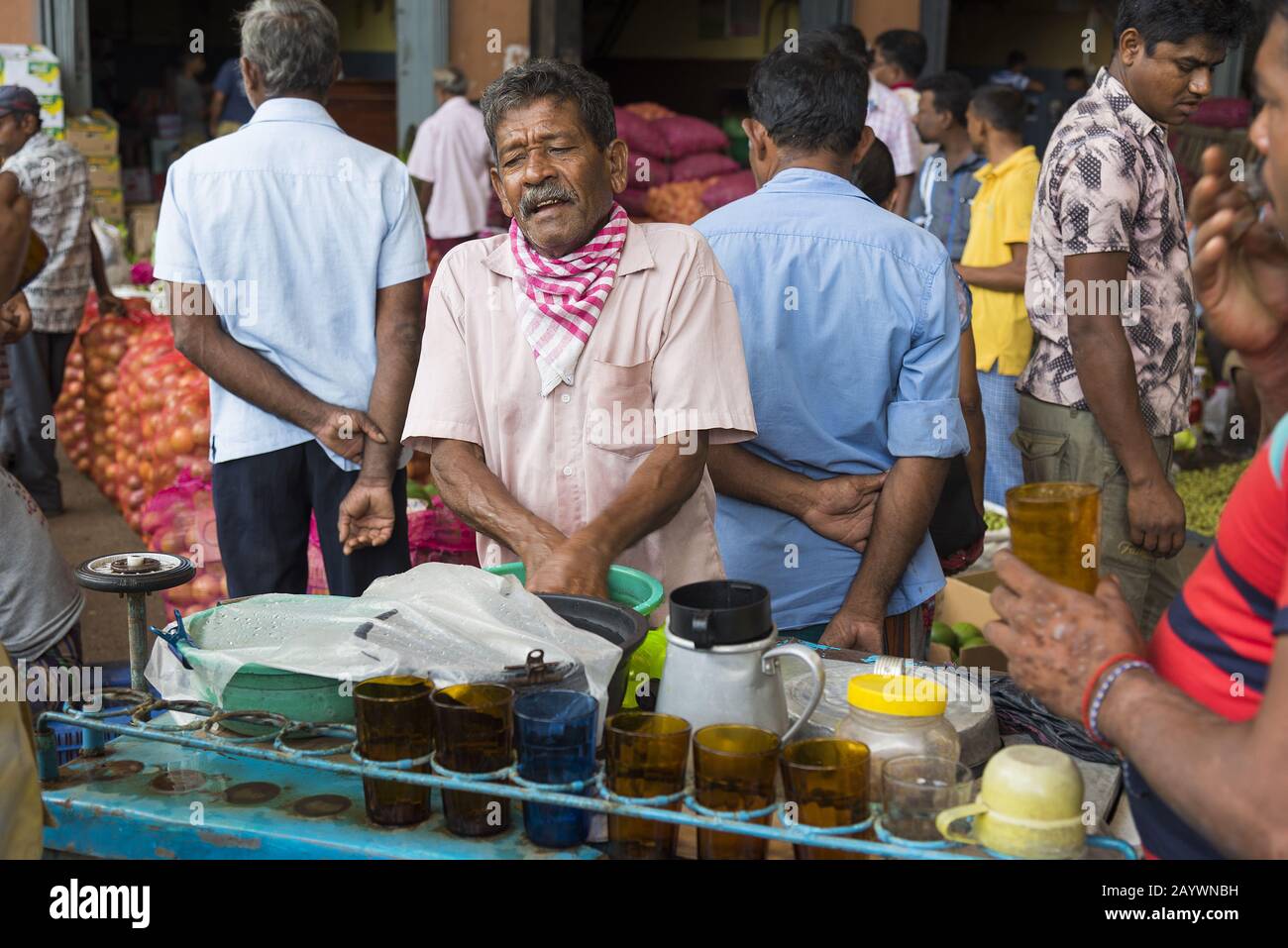 Dambulla, Sri Lanka: 18.03.2019: Im Obst- und Gemüsemarkt. Männer, die Erfrischungen, Tee und Kaffee verkaufen. Stockfoto