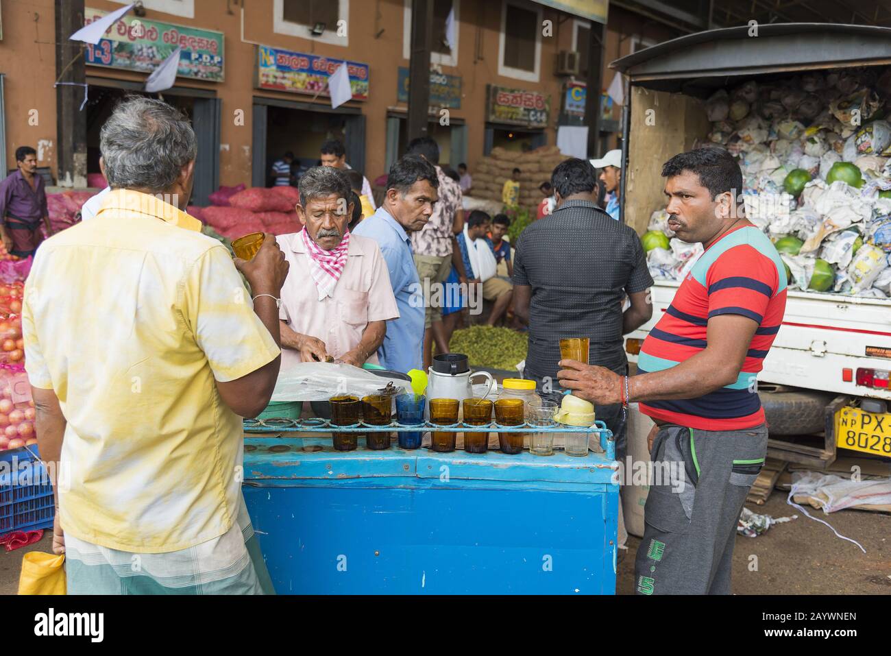 Dambulla, Sri Lanka: 18.03.2019: Im Obst- und Gemüsemarkt. Männer, die Erfrischungen, Tee und Kaffee verkaufen. Stockfoto