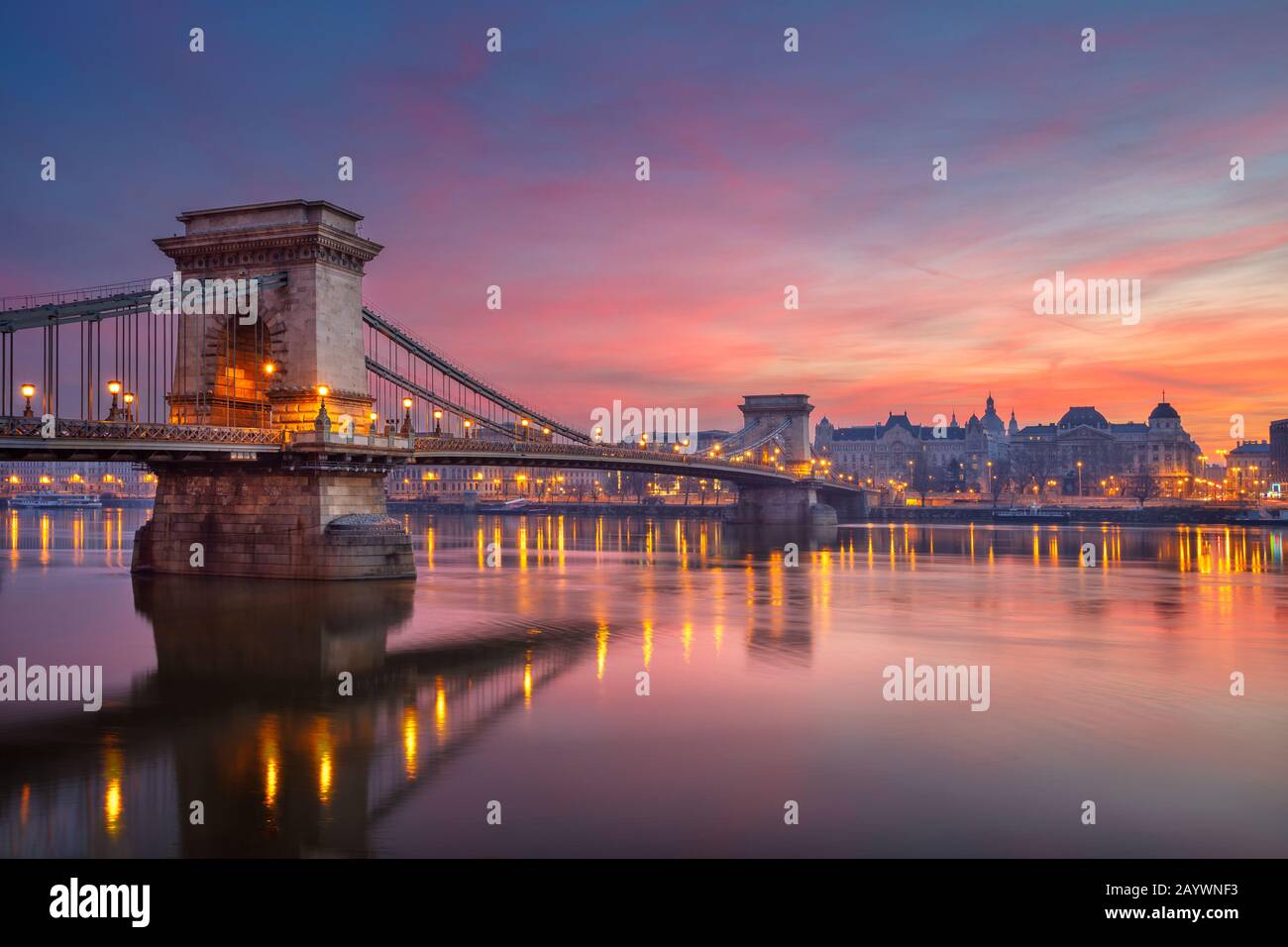 Budapest, Ungarn. Stadtbild der Budapester Skyline mit dem Kettenbrücken-Gebäude bei schönem Winteraufgang. Stockfoto