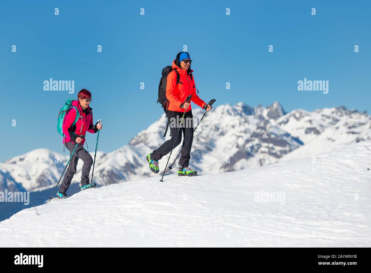 Zwei Bergsteiger-Freunde, die im Winter einen Berg erklimmen Stockfoto