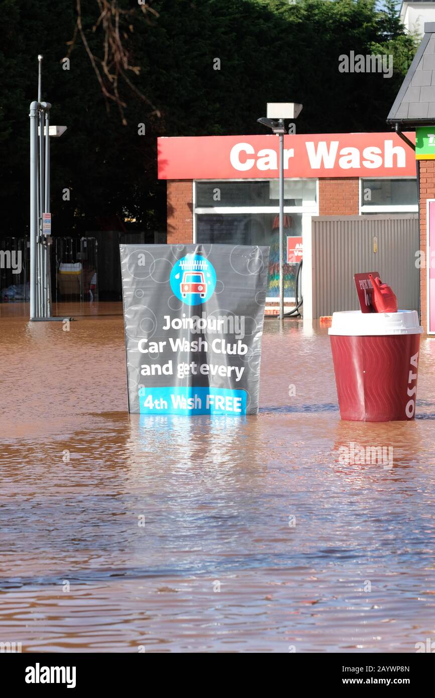 Hereford, Herefordshire, Großbritannien - Montag, 17. Februar 2020 - Überschwemmungen entlang des Ledbury Road Bereichs der Stadt umfassen eine überflutete Texaco-Tankstelle und Autowäsche. Foto Steven May / Alamy Live News Stockfoto