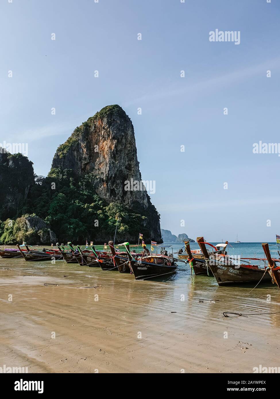 Krabi Thailand Januar 2020, Touristen am Strand, Railay Strand mit einer schönen Kulisse der Insel Ko Rang Nok In Thailand Krabi Stockfoto