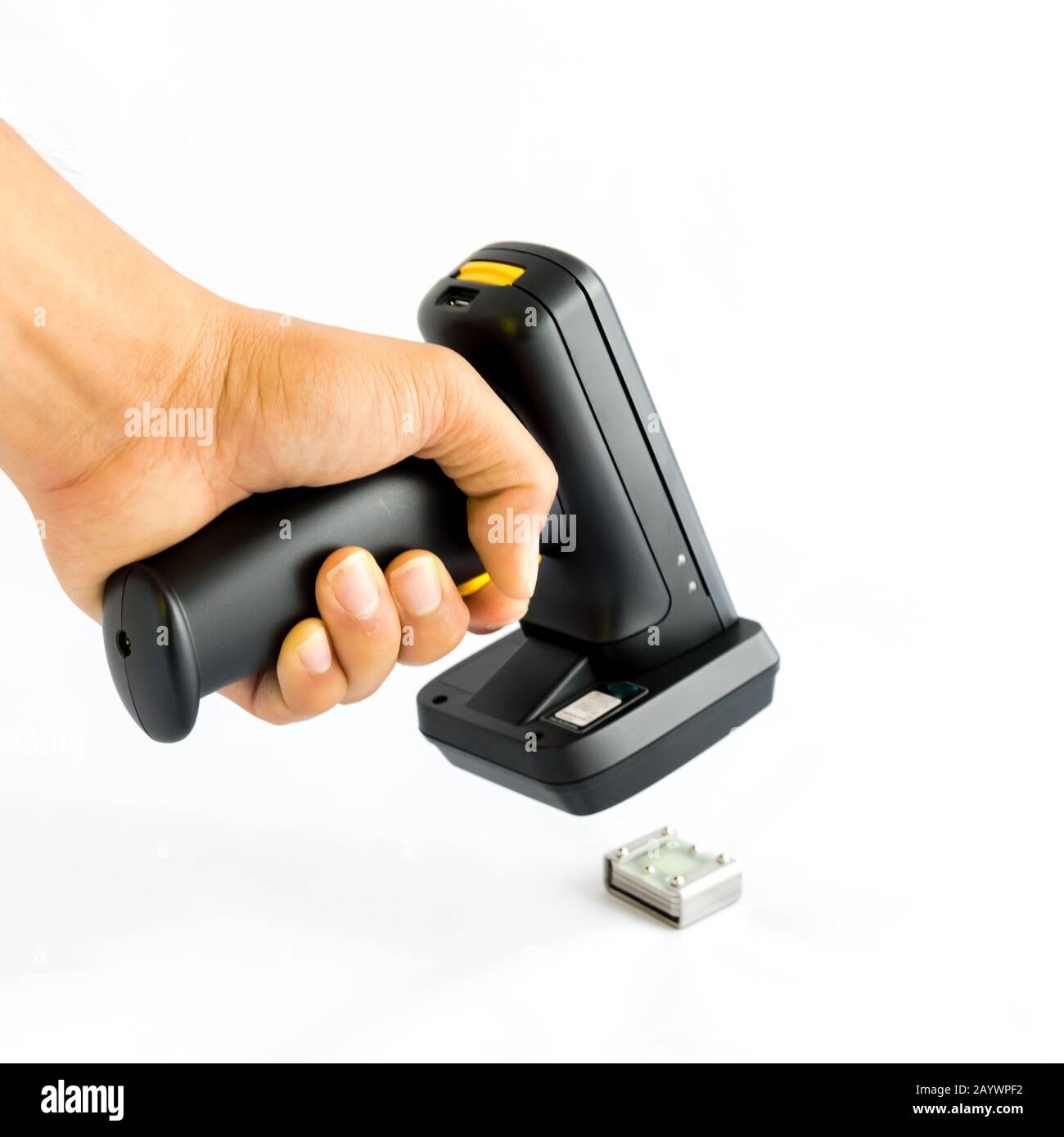 Hand mit Barcode-Lesegerät zum Scannen von RFID-Tag aus Metall, isoliert auf weiß Stockfoto