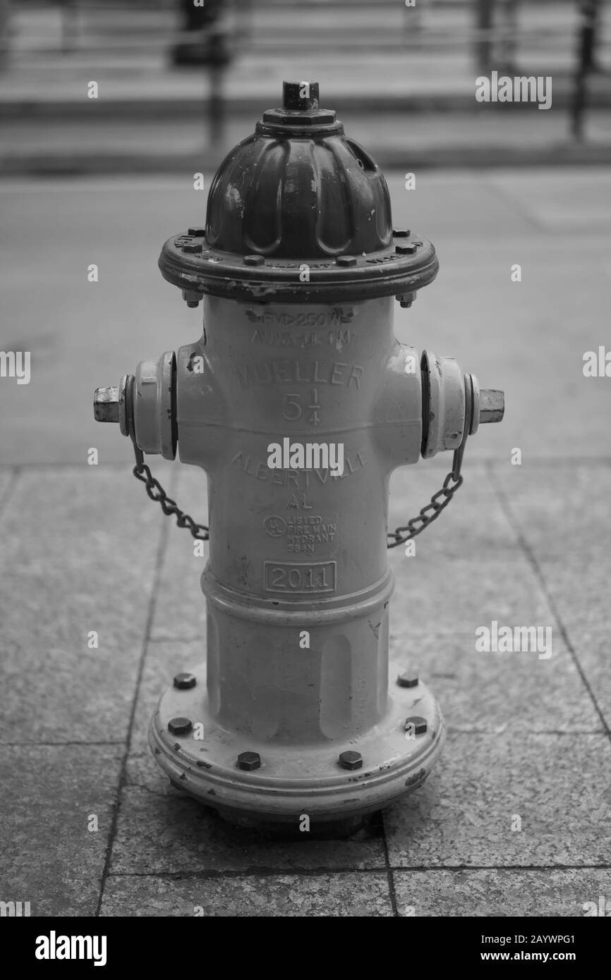 Hydranten auf einem Bürgersteig Stadt. Stockfoto