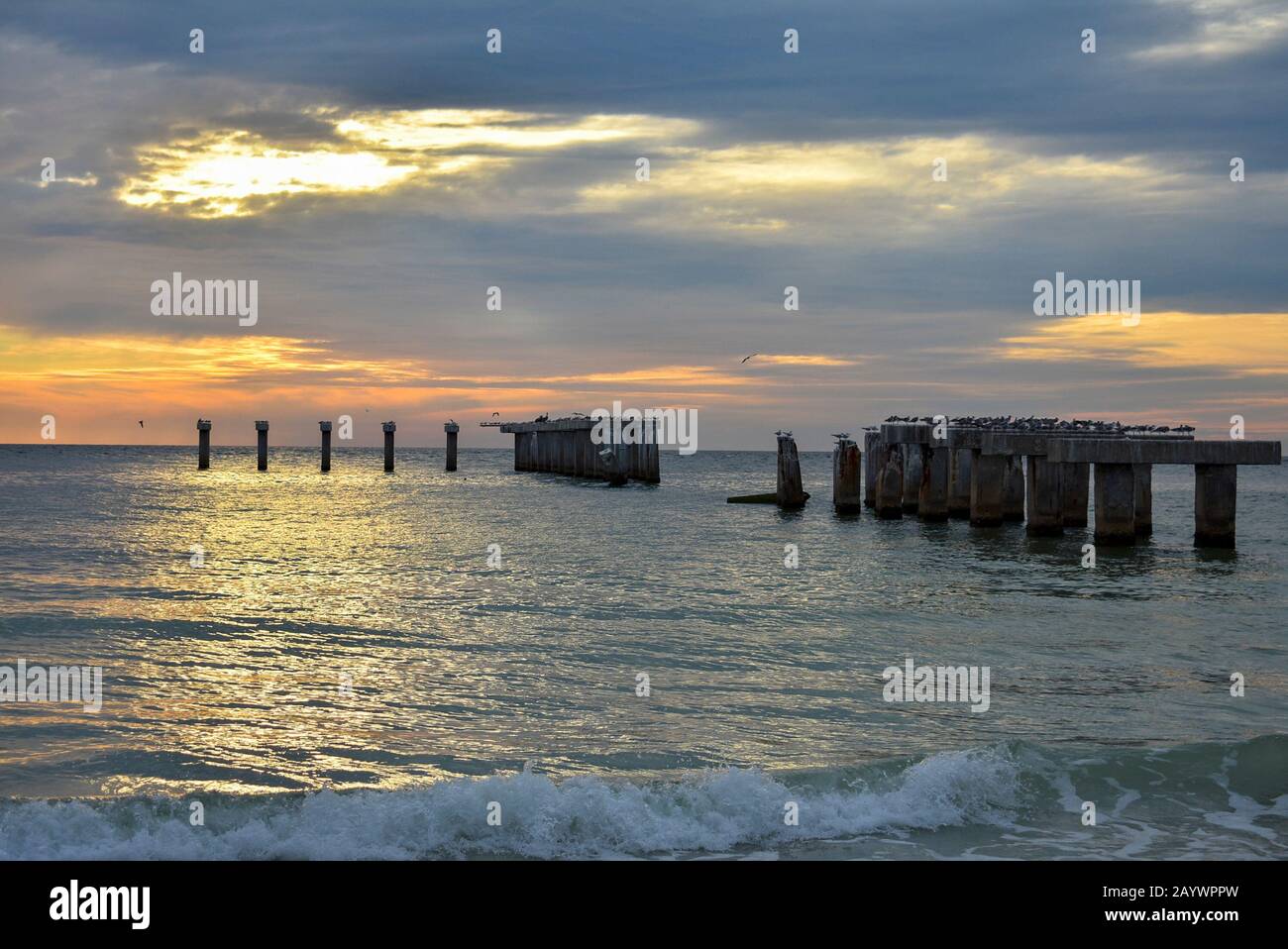 Boca Grande Beach Pier Bei Sonnenuntergang, Beach Landscape Photography, Southwest Florida Gasparilla Island, Küstenhintergrund, Verfallener Betonpier Stockfoto
