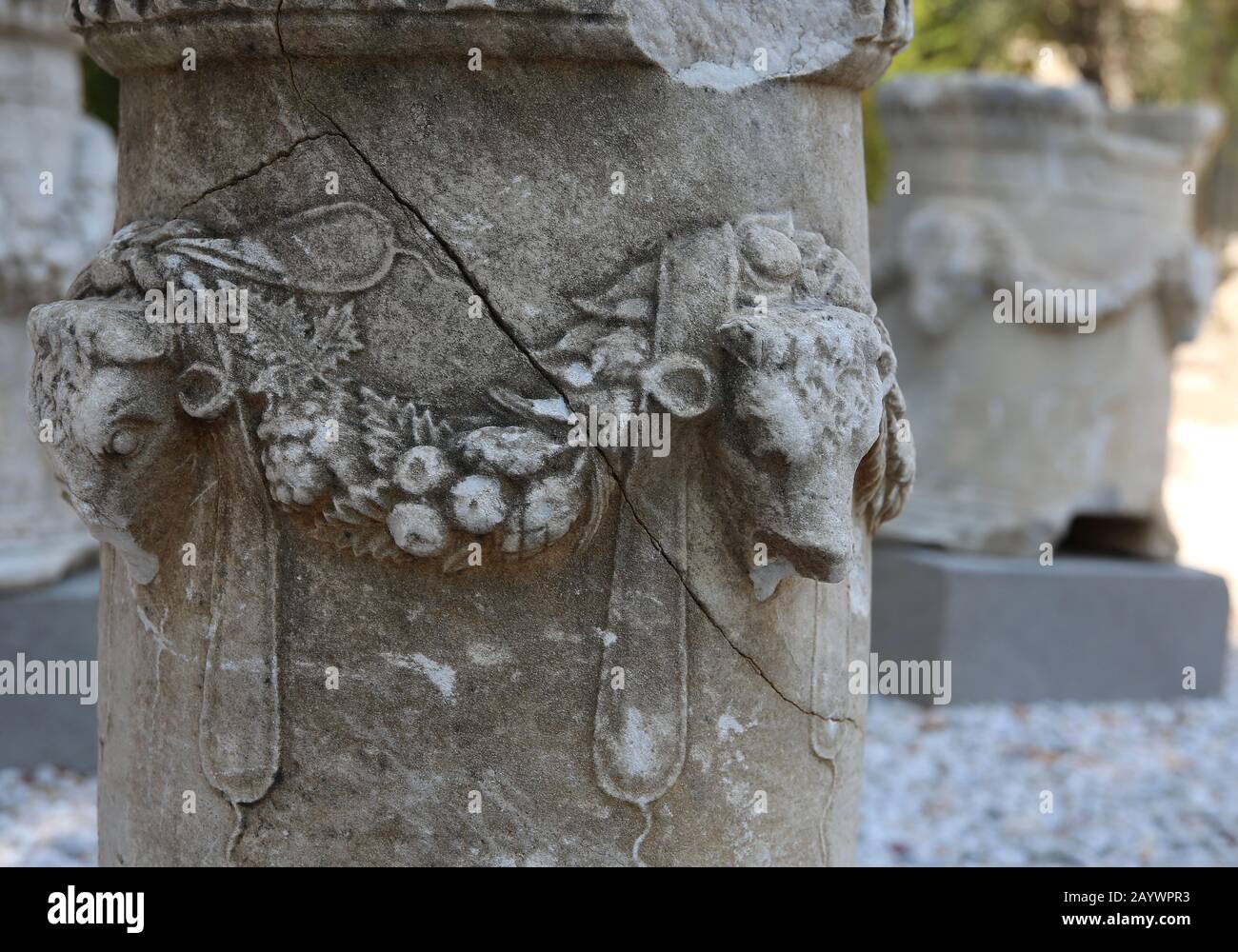 Wellenkopf (klassisch Puteal). Dekoriert mit Reliefen von Stierköpfen mit Girlanden. Schloss von Bodrum. Türkei. Stockfoto