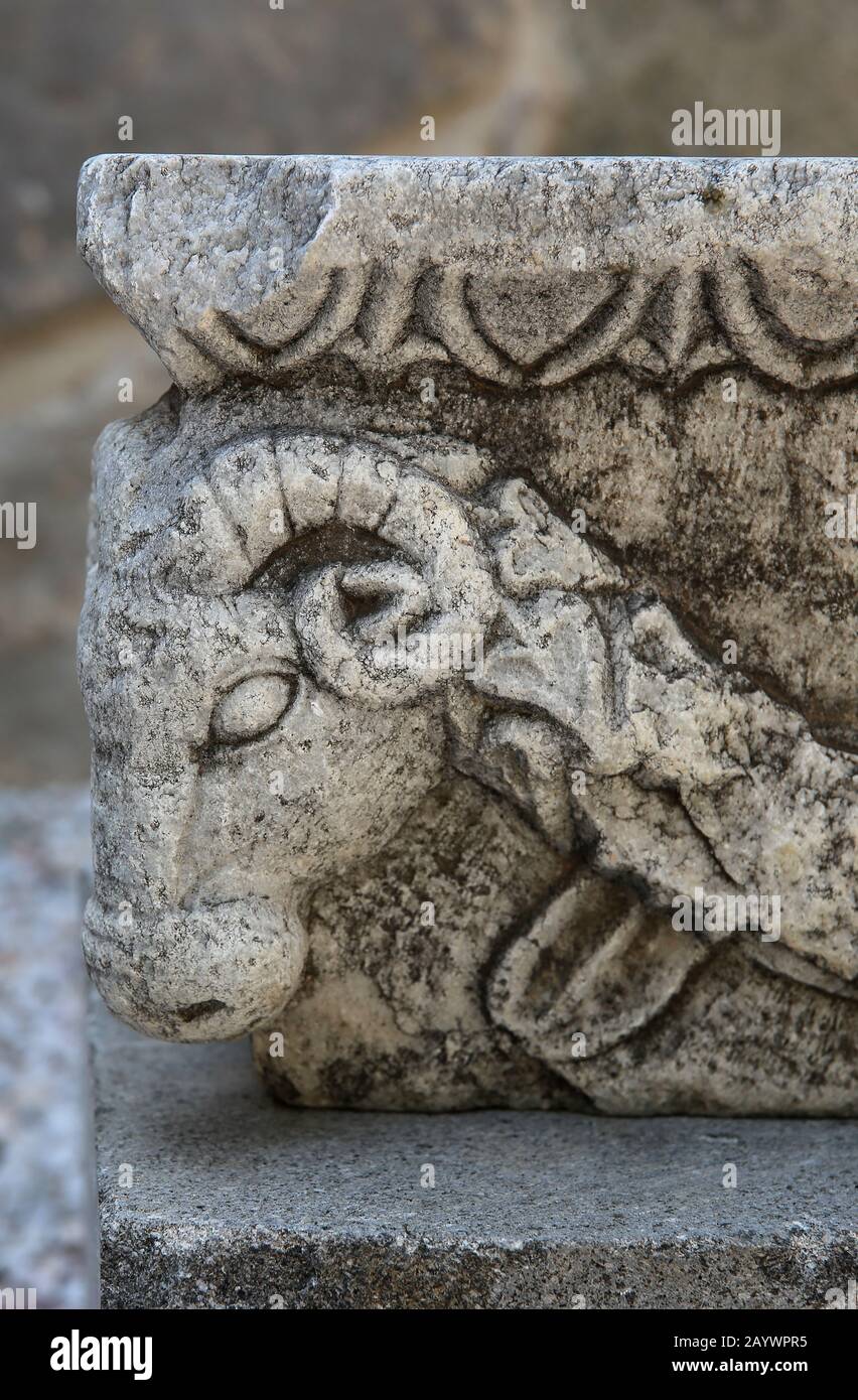 Wellenkopf (klassisch Puteal). Reliefe von Ziegen "Kopf mit Girlanden. Schloss von Bodrum. Türkei. Stockfoto