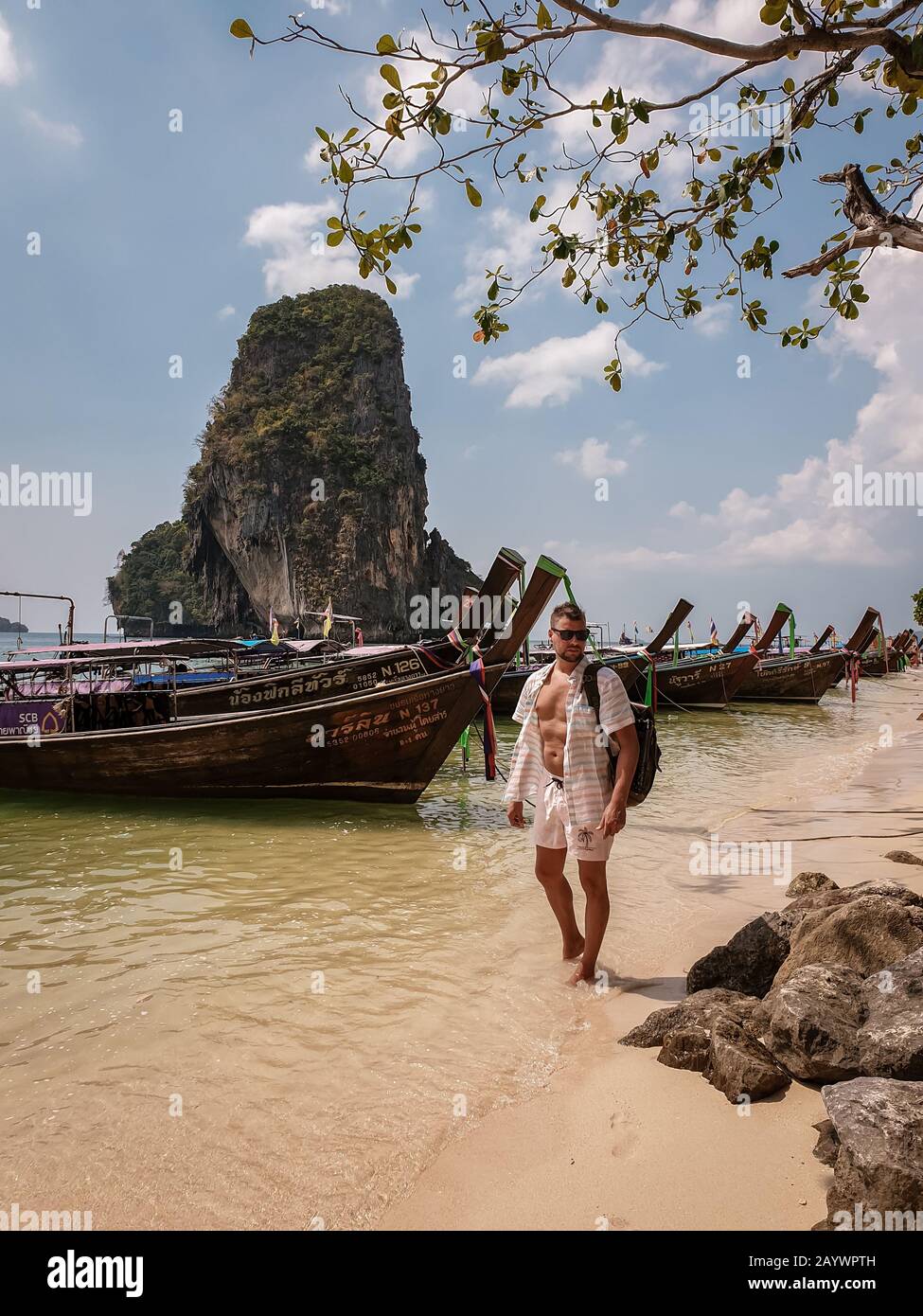 Krabi Thailand Januar 2020, Touristen am Strand, Railay Strand mit einer schönen Kulisse der Insel Ko Rang Nok In Thailand Krabi Stockfoto