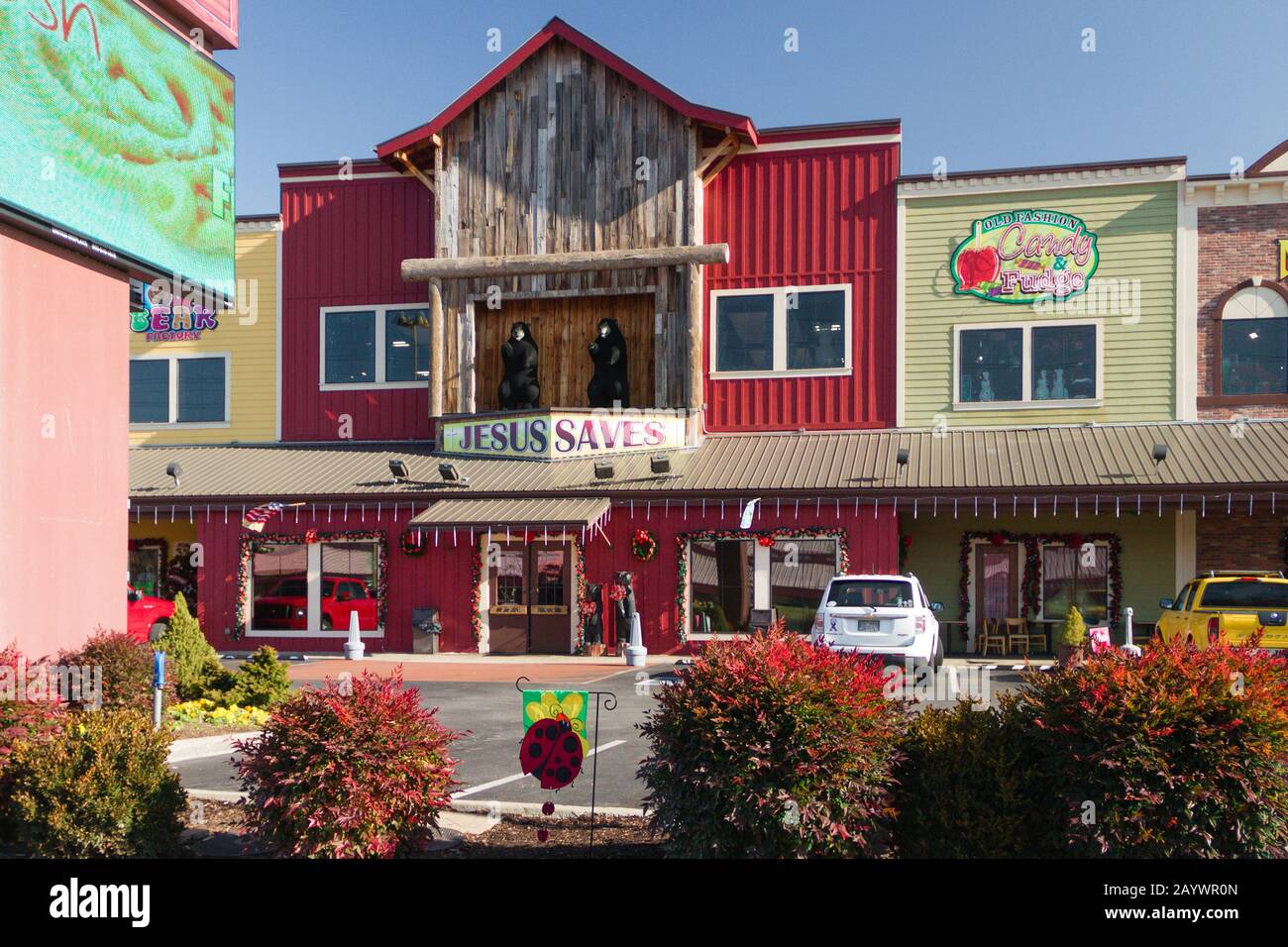 Geschäfte, Restaurants, Putt-Putt-Golf, Go-Karts und andere Fahrgeschäfte führen den Hauptstreifen in Pigeon Forge, Tennessee. Stockfoto
