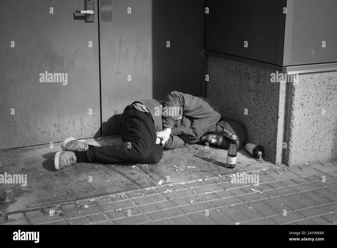 Armut hat das vorübergehende Leben auf der Straße in Befall gebracht (keine Modellfreigabe erforderlich - nur redaktionelle Verwendung). Stockfoto