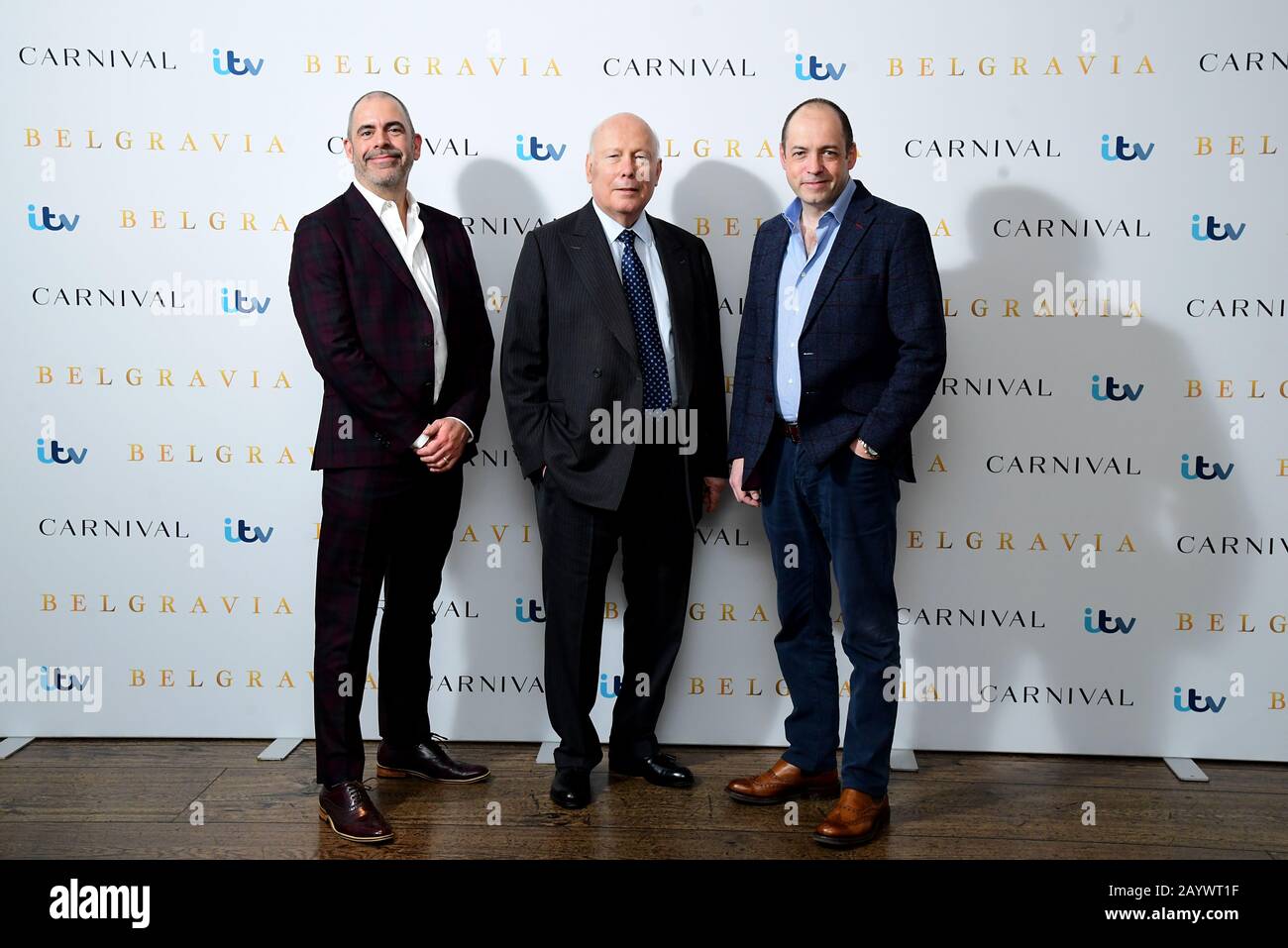 Nigel Marchant (links), Julian Fellowes (Mitte) und Gareth Neame besuchen die Belgravia Fotocall, die im Soho Hotel in London abgehalten wird. Stockfoto