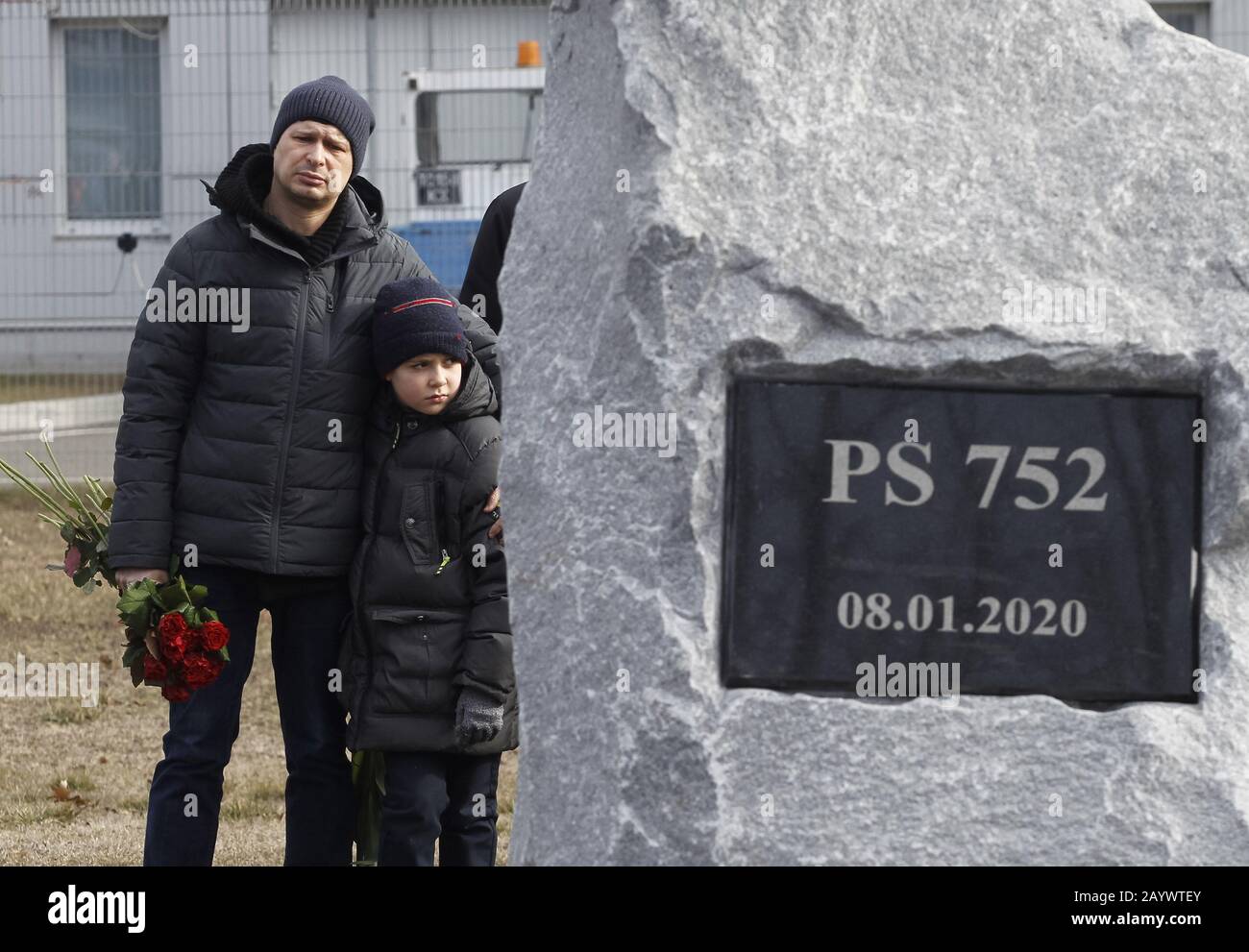 Kiew, Ukraine. Februar 2020. Die Menschen würdigen die Opfer bei einer Zeremonie der Errichtung eines Gedenksteins zur Erinnerung an die Opfer des ukrainischen Flugs PS752, der am 17. Februar 2020 im Iran auf dem internationalen Flughafen Boryspil in der Nähe von Kiew, Ukraine, abgestürzt ist. Die Boeing 737 des Internationalen Airlines-Flugs PS 752 der Ukraine wurde nach dem Abflug aus Teheran im Iran am 08. Januar 2020 abgeschossen und abgestürzt, wobei alle 176 Menschen an Bord getötet wurden. Credit: Serg Glovny/ZUMA Wire/Alamy Live News Stockfoto