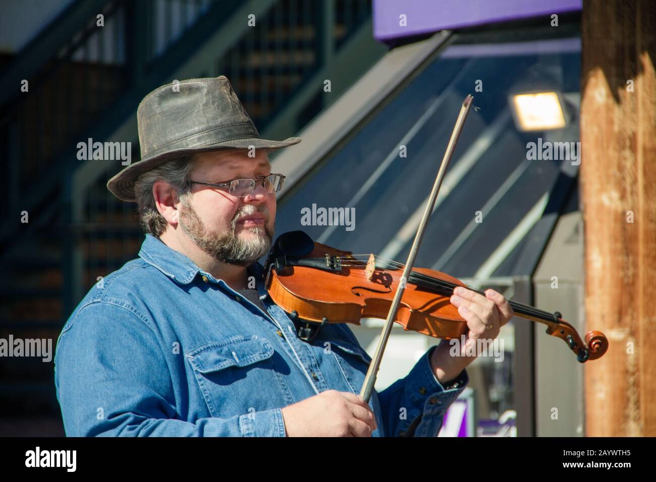 Dieser Musiker spielt seine Geige bei der Vorstellung für eine Konzertshow in der Bergtouristenstadt Gatlinburg, Tennessee, USA. Stockfoto
