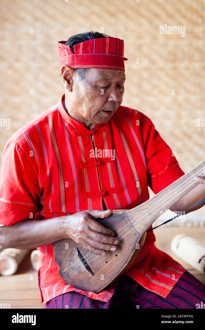 Ein Mann Aus Der Kayah Ethnic Group, Der GITARRE Wie Instrument spielt, Hta Nee La LEH Village, Loikaw, Kayah State, Myanmar. Stockfoto