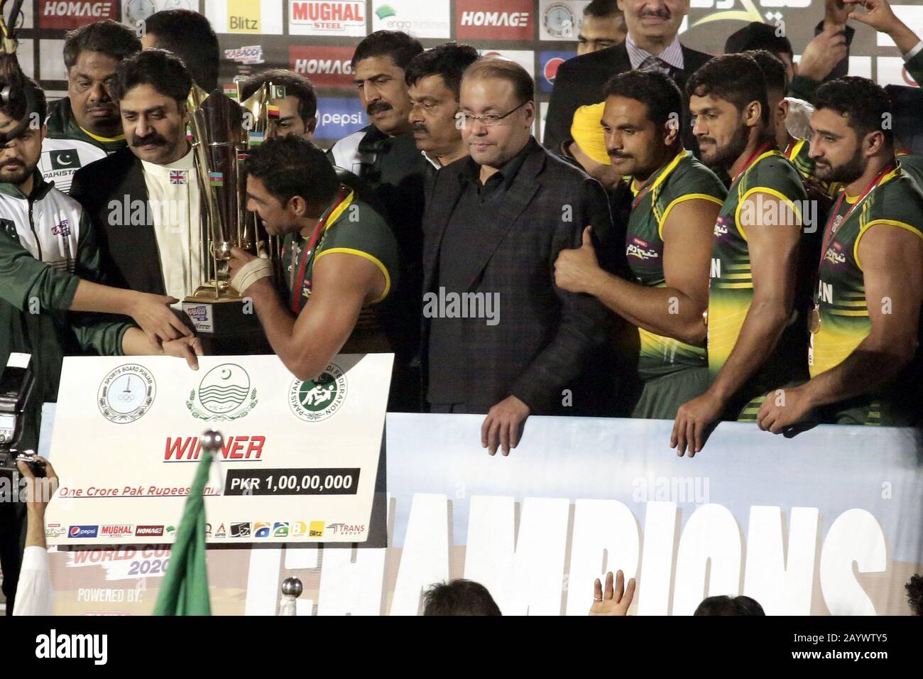 Lahore, Pakistan. Februar 2020. Die Spieler des pakistanischen Kabaddi-Teams winken pakistanische Nationalflaggen und Zuschauer feiern ihren Sieg nach dem Gewinn des Endspiels Der Kabaddi-WM 2020, da Pakistan den kabaddi-Weltcup 2020 zum ersten Mal mit 2 Punkten im Punjab Stadium in Lahore gewann. (Foto von Rana Sajid Hussain/Pacific Press) Credit: Pacific Press Agency/Alamy Live News Stockfoto