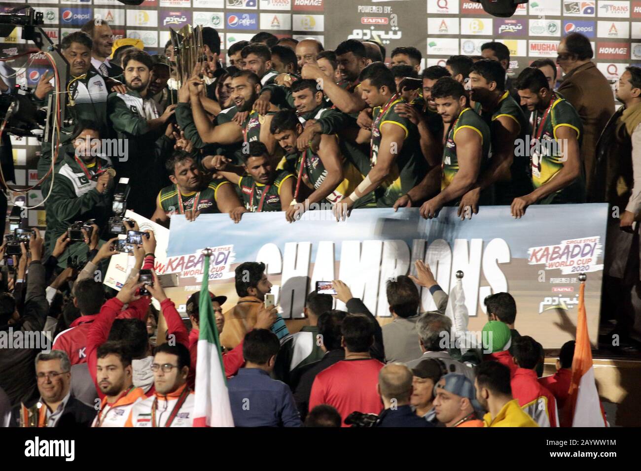 Die Spieler des pakistanischen Kabaddi-Teams winken pakistanische Nationalflaggen und Zuschauer feiern ihren Sieg nach dem Gewinn des Endspiels Der Kabaddi-WM 2020, da Pakistan den kabaddi-Weltcup 2020 zum ersten Mal mit 2 Punkten im Punjab Stadium in Lahore gewann. (Foto von Rana Sajid Hussain/Pacific Press) Stockfoto