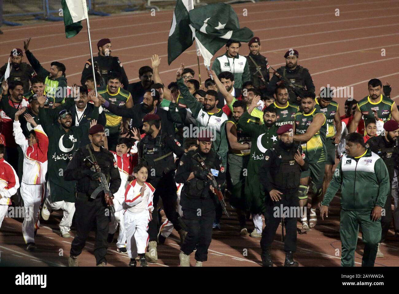 Die Spieler des pakistanischen Kabaddi-Teams winken pakistanische Nationalflaggen und Zuschauer feiern ihren Sieg nach dem Gewinn des Endspiels Der Kabaddi-WM 2020, da Pakistan den kabaddi-Weltcup 2020 zum ersten Mal mit 2 Punkten im Punjab Stadium in Lahore gewann. (Foto von Rana Sajid Hussain/Pacific Press) Stockfoto