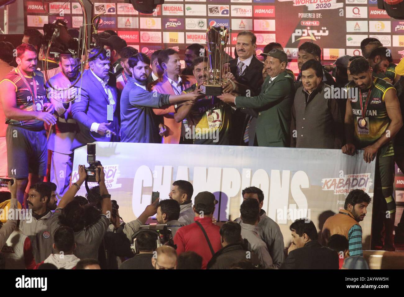 Die Spieler des pakistanischen Kabaddi-Teams winken pakistanische Nationalflaggen und Zuschauer feiern ihren Sieg nach dem Gewinn des Endspiels Der Kabaddi-WM 2020, da Pakistan den kabaddi-Weltcup 2020 zum ersten Mal mit 2 Punkten im Punjab Stadium in Lahore gewann. (Foto von Rana Sajid Hussain/Pacific Press) Stockfoto