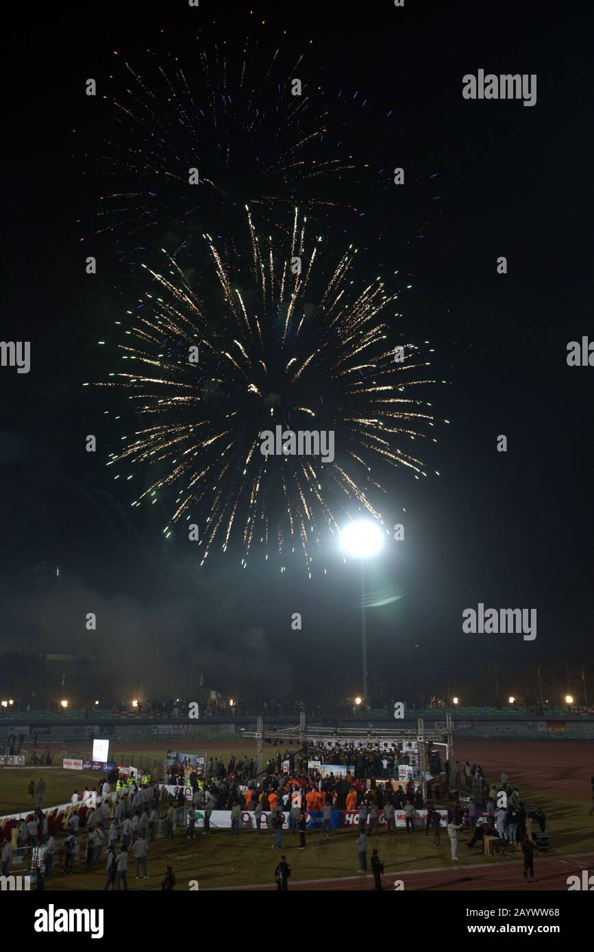 Die Spieler des pakistanischen Kabaddi-Teams winken pakistanische Nationalflaggen und Zuschauer feiern ihren Sieg nach dem Gewinn des Endspiels Der Kabaddi-WM 2020, da Pakistan den kabaddi-Weltcup 2020 zum ersten Mal mit 2 Punkten im Punjab Stadium in Lahore gewann. (Foto von Rana Sajid Hussain/Pacific Press) Stockfoto