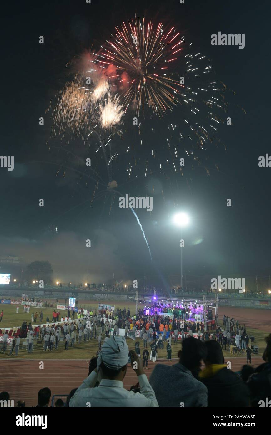 Die Spieler des pakistanischen Kabaddi-Teams winken pakistanische Nationalflaggen und Zuschauer feiern ihren Sieg nach dem Gewinn des Endspiels Der Kabaddi-WM 2020, da Pakistan den kabaddi-Weltcup 2020 zum ersten Mal mit 2 Punkten im Punjab Stadium in Lahore gewann. (Foto von Rana Sajid Hussain/Pacific Press) Stockfoto