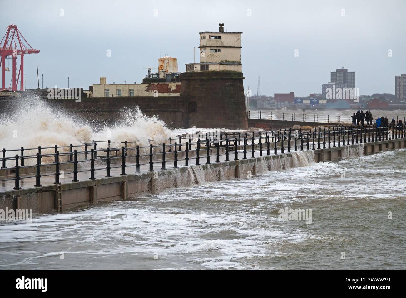 Wellen stürzen während des kürzlichen Sturms Ciara in den Fort Perch Rock bei New Brighton Merseyside. Stockfoto