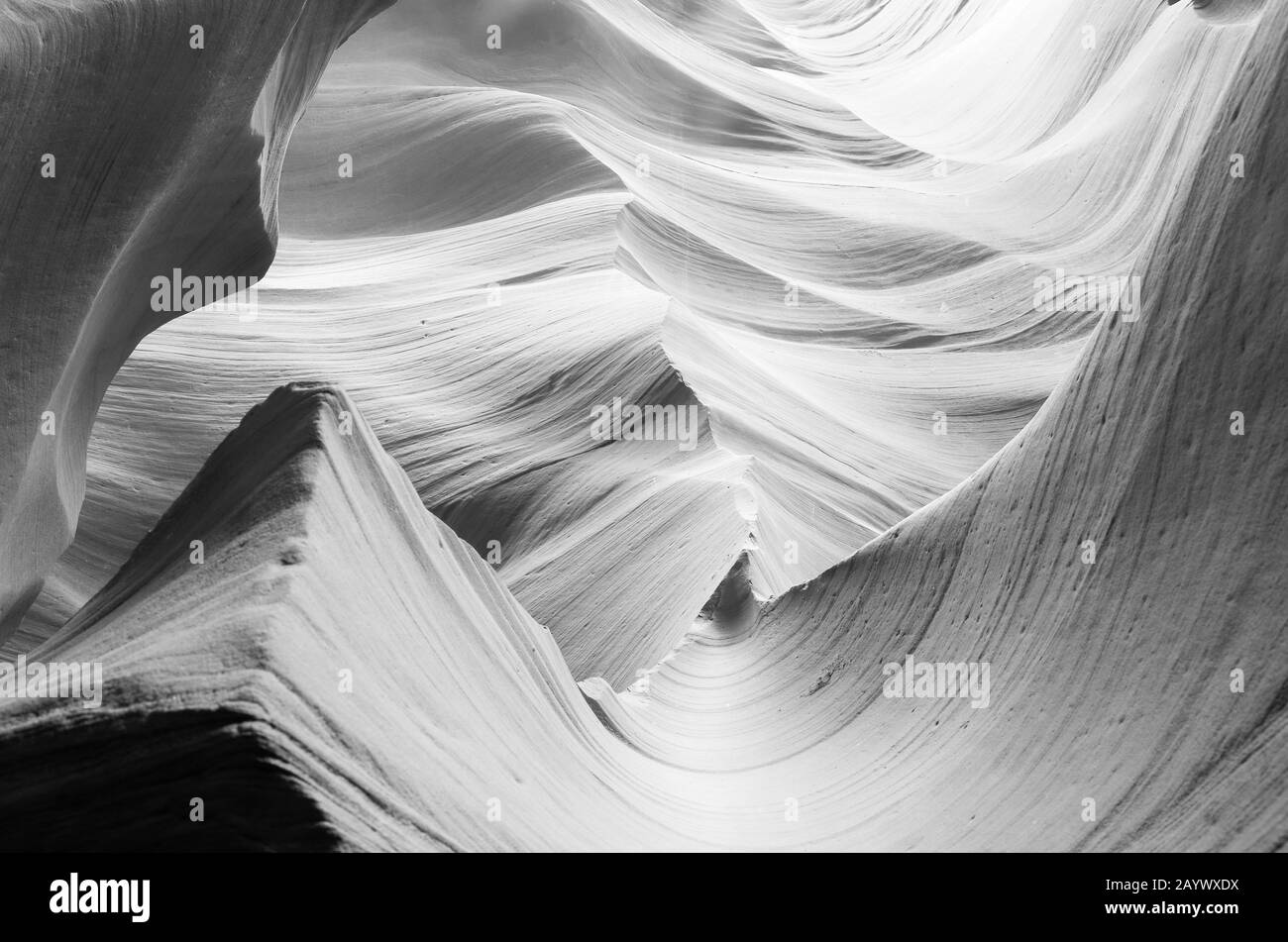 Schwarz-Weiß-Blick auf alte Formen aus Sandstein, die im Antelope Canyon, Page, Arizona fließen Stockfoto