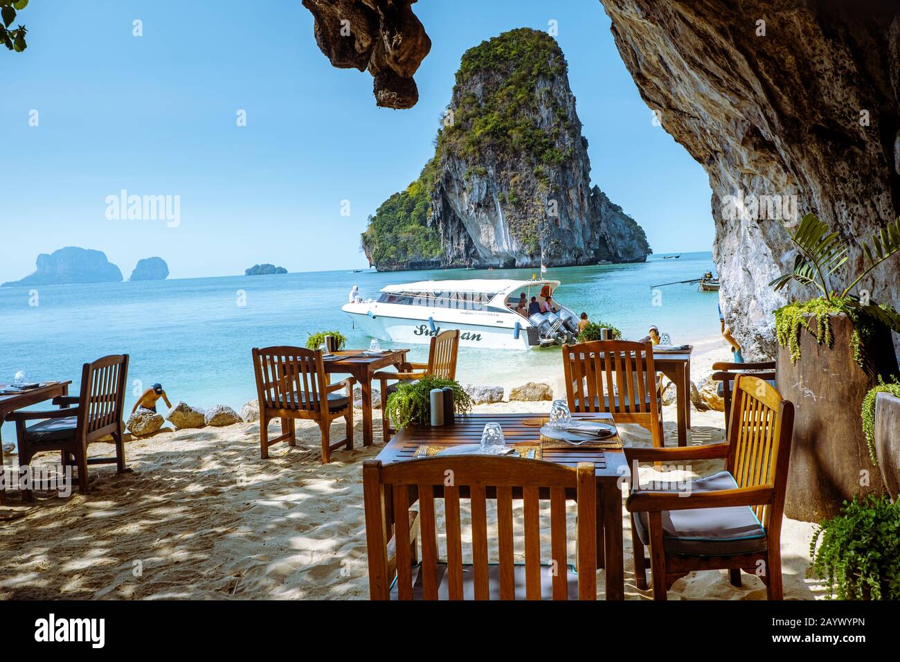 Krabi Thailand Januar 2020, Restaurant The Grotte on Railay Beach mit schöner Kulisse der Insel Ko Rang Nok In Thailand Krabi Stockfoto