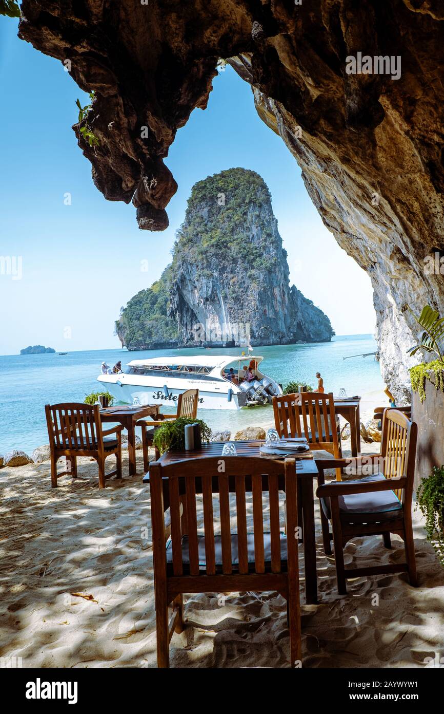 Krabi Thailand Januar 2020, Restaurant The Grotte on Railay Beach mit schöner Kulisse der Insel Ko Rang Nok In Thailand Krabi Stockfoto