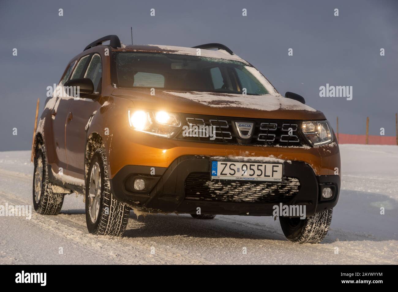 Dacia Duster SUV beim Fahren auf einer verschneiten Straße Stockfoto