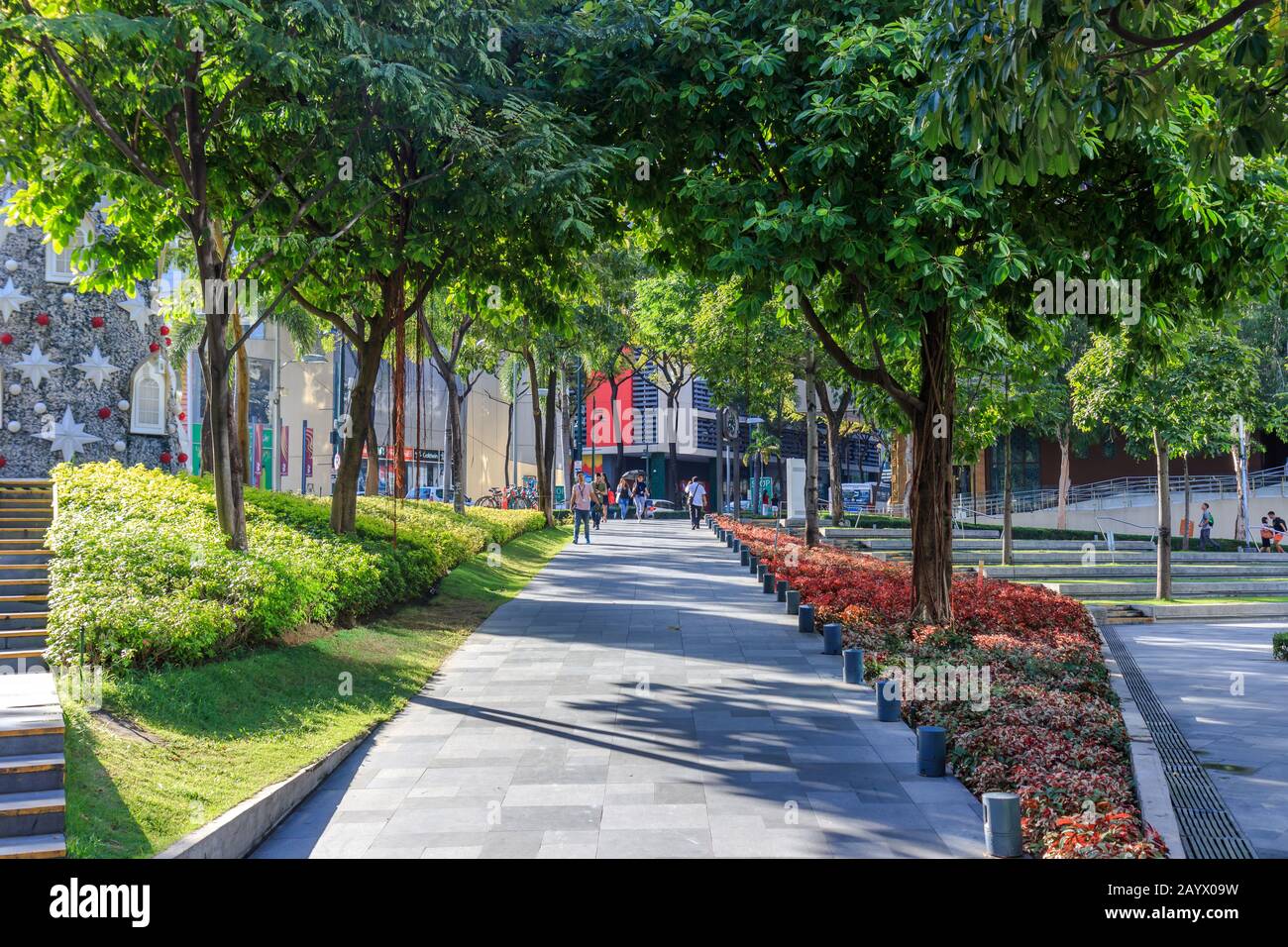 Bonifacio Global City, Metro Manila, Philippinen - 19. Dezember 2019: Park in BGC Stockfoto