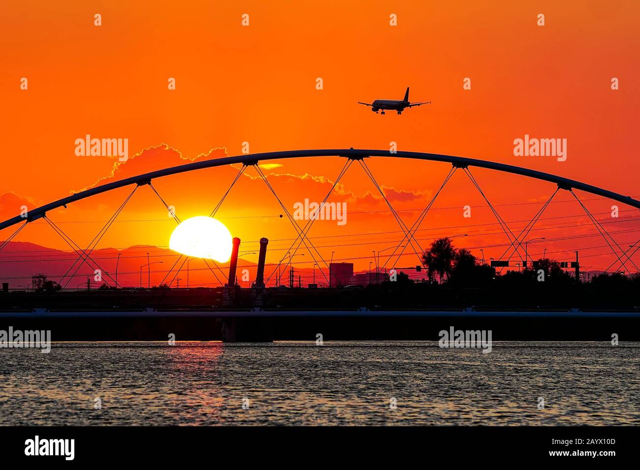 Düsenflugzeug steigt in den Sky Harbor Int.. Ab Flughafen über die Tempe Town Lake Fußgängerbrücke. Stockfoto