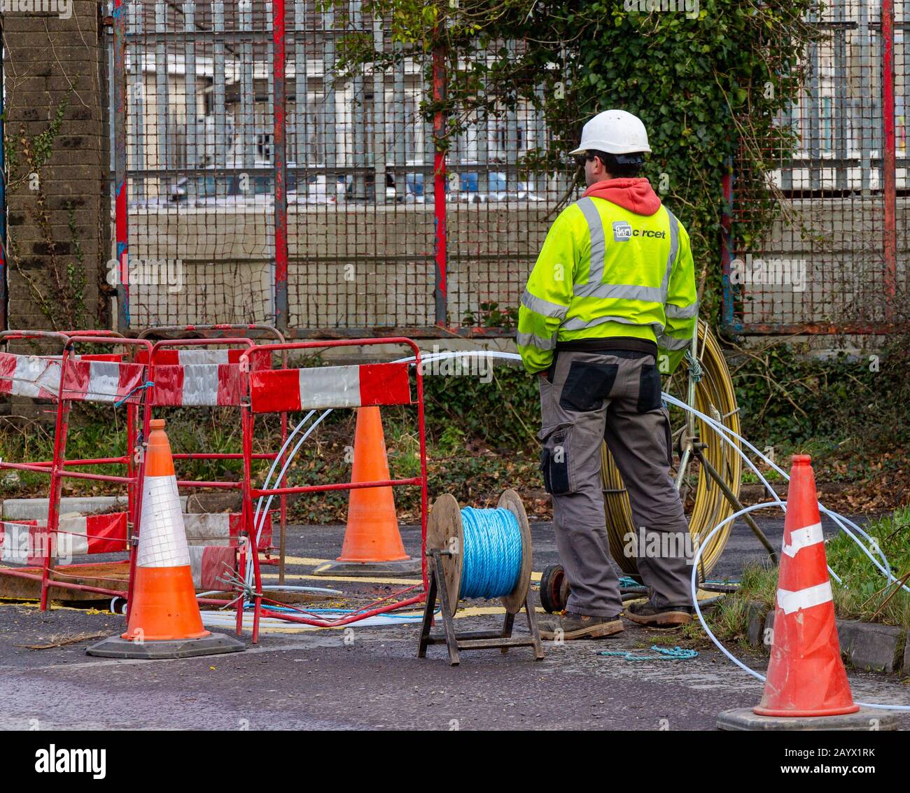 Glasfaserkabel werden unterirdisch in Skibbereen, West Cork, Irland installiert. Stockfoto