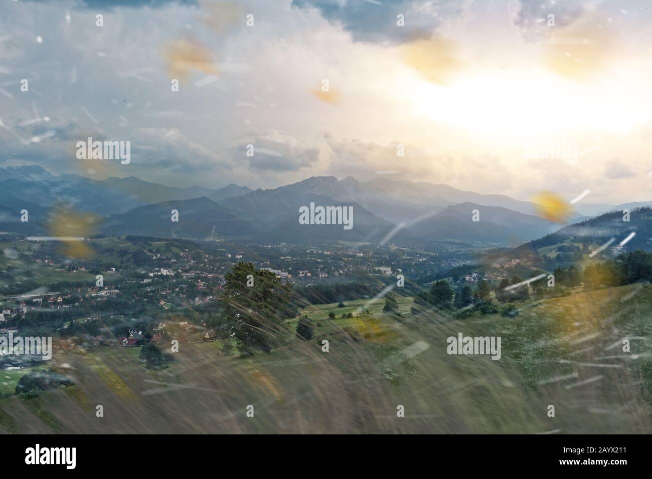 Starker Wind in den Bergen bläst mit hoher Geschwindigkeit Stockfoto