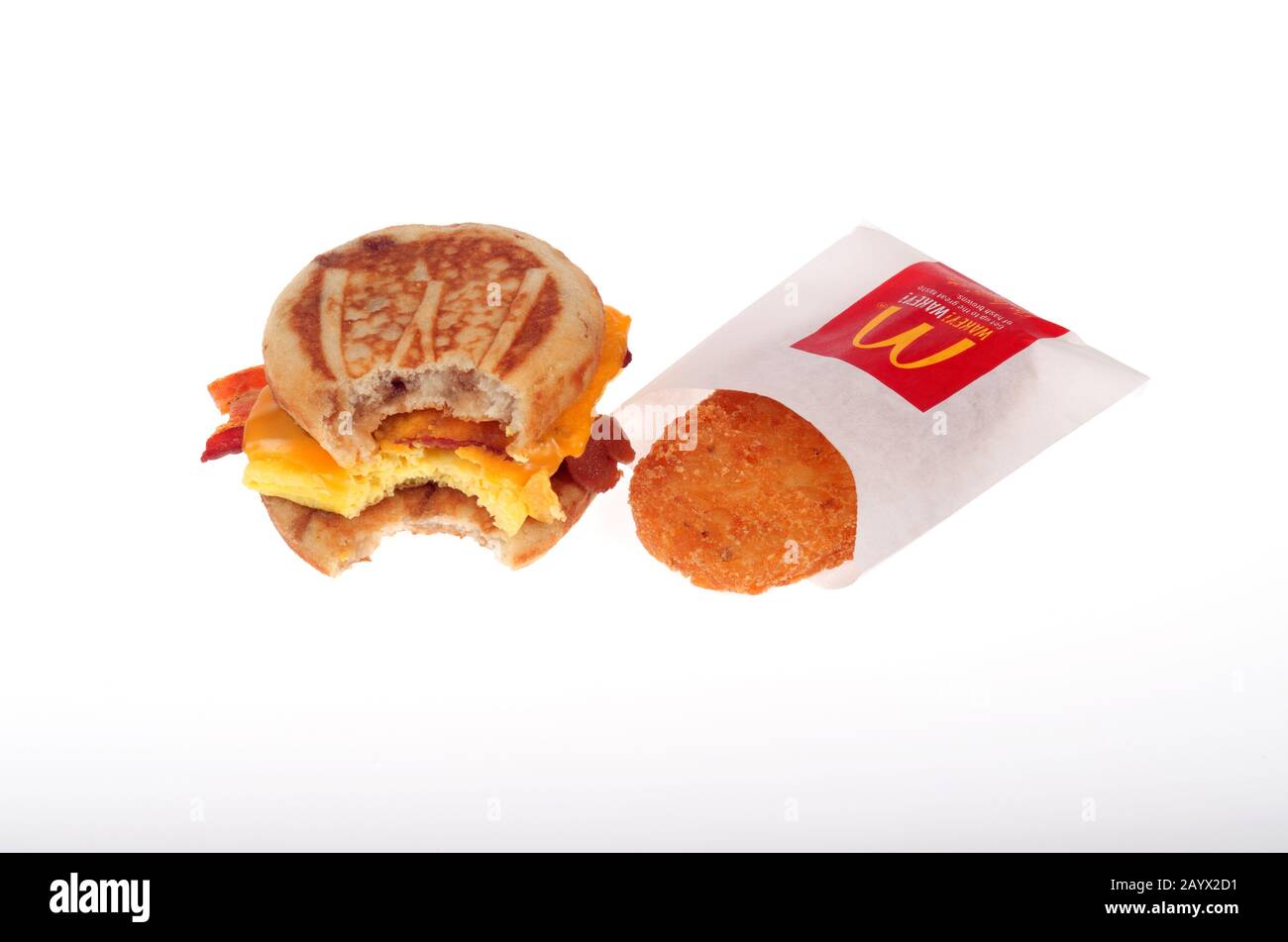 McDonalds McGriddle Ei, Käse und Speck Frühstückssandwich mit Kartoffelhash-Braun Stockfoto