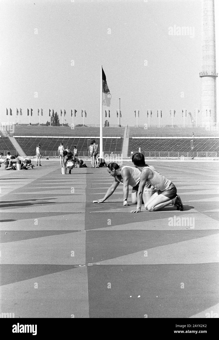 01. Januar 1979, Brandenburg, Berlin: Vorbereitungen für die Probe der Show - 1979 treffen sich Jugendliche und Studenten aus der ganzen DDR zum Pfingsttreffen der Jugend in Ost-Berlin. Dieses "Landesjugendfest" vom 1. Bis 3. Juni war eng verbunden mit dem 30. Jahrestag der Gründung der DDR. Genaues Aufnahmedatum nicht bekannt. Ort: Wahrscheinlich Weltjugendstadion. Foto: Volkmar Heinz / dpa-Zentralbild / ZB Stockfoto